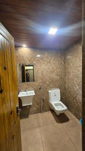 Ένα μπάνιο στο SW Lake Residency +27 φωτογραφίες