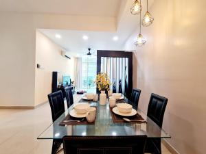 a dining room with a black table and chairs at Subang SS16 Tiara Nu Empire SJMC Sunway Pyramid Lagoon Sunway Hospital INTI in Subang Jaya