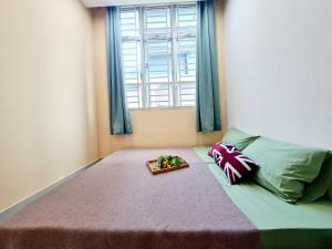 a bedroom with a bed with a tray of food on it at Subang SS16 Tiara Nu Empire SJMC Sunway Pyramid Lagoon Sunway Hospital INTI in Subang Jaya +54 photos