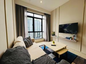 Μια τηλεόραση ή/και κέντρο ψυχαγωγίας στο Hill10 Residence I-City by Deurban