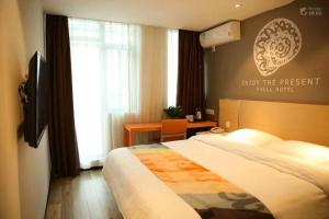 a hotel room with a bed and a window at Shell Nanjing Jiangning District University City Hotel in Chunhua