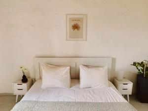 เตียงในห้องที่ Kotseli - Sea View, Pool, Sunsets