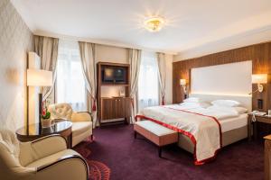 Un pat sau paturi într-o cameră la Hotel Stefanie - VIENNA'S OLDEST HOTEL
