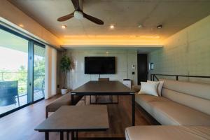 TV a/nebo společenská místnost v ubytování ISOLA BLU Miyakojima -Complimentary 8-Seater Minivan for Your Stay-