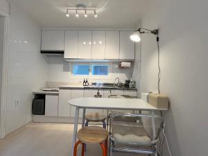 Kuchyň nebo kuchyňský kout v ubytování Ttukseom station Cozy Apartment 3R4QB8PPL SMenter Han river