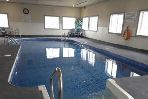 Πισίνα στο ή κοντά στο Super 8 by Wyndham Swift Current