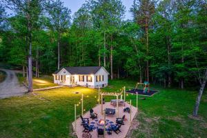 NEW! Shenandoah family & dog friendly cabin - 5 min walk river with private river access, BBQ, playground, fire pit外面的花园