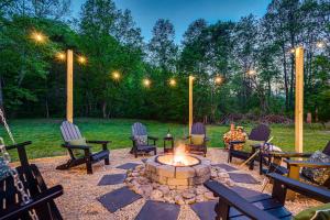 NEW! Shenandoah family & dog friendly cabin - 5 min walk river with private river access, BBQ, playground, fire pit外面的花园