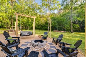 NEW! Shenandoah family & dog friendly cabin - 5 min walk river with private river access, BBQ, playground, fire pit外面的花园