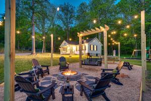 仙纳度NEW! Shenandoah family & dog friendly cabin - 5 min walk river with private river access, BBQ, playground, fire pit的带椅子的露台、带游乐场的火坑