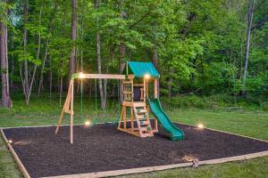 NEW! Shenandoah family & dog friendly cabin - 5 min walk river with private river access, BBQ, playground, fire pit的儿童游玩区