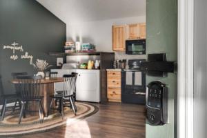 NEW! Shenandoah family & dog friendly cabin - 5 min walk river with private river access, BBQ, playground, fire pit的厨房或小厨房