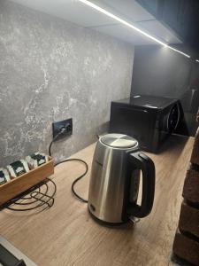 Příslušenství pro přípravu čaje a kávy v ubytování Apartamente Cimislia Centru