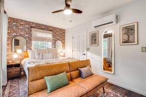 NEW! Shenandoah family & dog friendly cabin - 5 min walk river with private river access, BBQ, playground, fire pit客房内的一张或多张床位