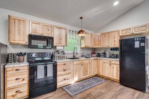 NEW! Shenandoah family & dog friendly cabin - 5 min walk river with private river access, BBQ, playground, fire pit的厨房或小厨房