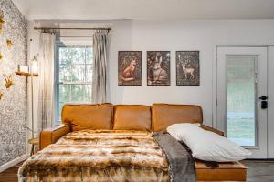 NEW! Shenandoah family & dog friendly cabin - 5 min walk river with private river access, BBQ, playground, fire pit客房内的一张或多张床位