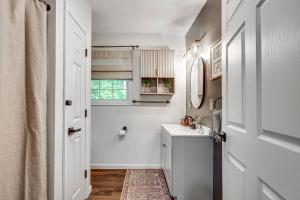 仙纳度NEW! Shenandoah family & dog friendly cabin - 5 min walk river with private river access, BBQ, playground, fire pit的带水槽和镜子的白色浴室 更多37张照片