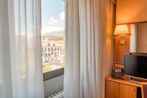 TV a/nebo společenská místnost v ubytování Crystal Hotel Varese