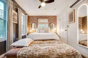 NEW! Shenandoah family & dog friendly cabin - 5 min walk river with private river access, BBQ, playground, fire pit客房内的一张或多张床位