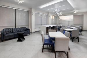 Гостиная зона в La Quinta by Wyndham Houston Stafford Sugarland