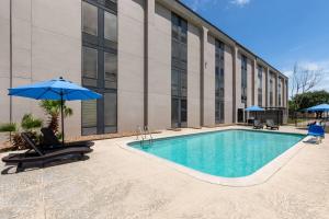 Бассейн в La Quinta by Wyndham Houston Stafford Sugarland или поблизости +34 фотографии