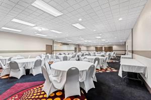 a conference room with white tables and chairs at Quality Inn Fort Dodge in Fort Dodge +63 photos