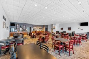 a dining room with tables and chairs in a restaurant at Quality Inn Fort Dodge in Fort Dodge