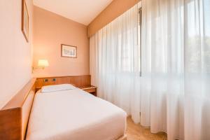 Postel nebo postele na pokoji v ubytování Crystal Hotel Varese