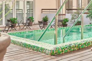 Бассейн в Esplendor by Wyndham Savoy Rosario или поблизости