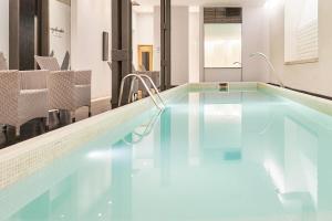 Бассейн в Esplendor by Wyndham Savoy Rosario или поблизости