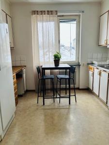 Nhà bếp/bếp nhỏ tại Lasarettsgatan 12 5 rum o kök +3 ảnh