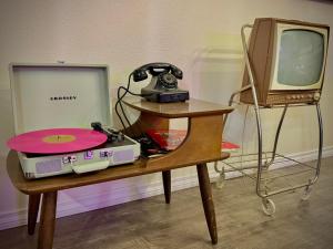 TV a/nebo společenská místnost v ubytování Starlite Vintage Resort