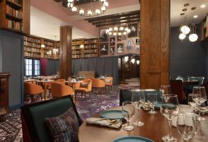 Hotel Royer Urbana Champaign, Tapestry Collection by Hilton的休息区