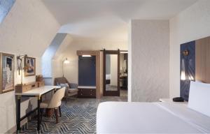 Hotel Royer Urbana Champaign, Tapestry Collection by Hilton客房内的一张或多张床位