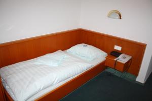 Postel nebo postele na pokoji v ubytování Hotel-Dörfler Garni