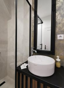 シビウにあるClassic Homeの白い洗面台と鏡のあるバスルーム