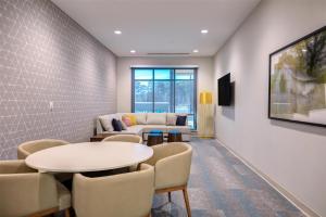 Home2 Suites By Hilton Smithfield Selma的电视和/或娱乐中心