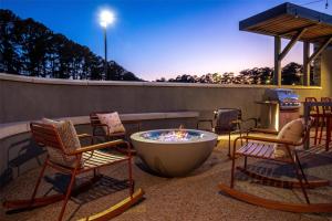 Home2 Suites By Hilton Smithfield Selma的阳台或露台