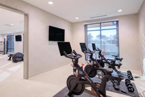 Home2 Suites By Hilton Smithfield Selma的健身中心和/或健身设施