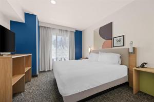 Spark by Hilton Homewood Birmingham客房内的一张或多张床位
