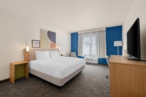 Spark by Hilton Homewood Birmingham的电视和/或娱乐中心