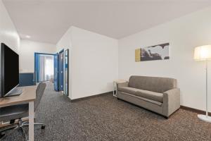 Spark by Hilton Homewood Birmingham的电视和/或娱乐中心