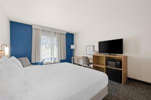 Spark by Hilton Homewood Birmingham的电视和/或娱乐中心
