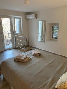 ein Schlafzimmer mit einem Bett mit zwei Handtüchern darauf in der Unterkunft Mili Minihouse in Kaštela + 31 Fotos