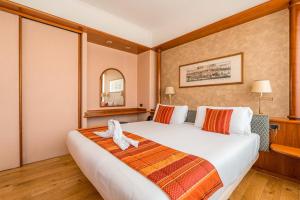 Postel nebo postele na pokoji v ubytování Crystal Hotel Varese