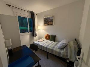 a small room with a bed and a table at T3 4P à 5 min Gare RER Univ Paris Saclay et 30 min de Paris Centre in Orsay