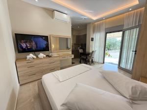 TV a/nebo společenská místnost v ubytování Arial Trinity Suites