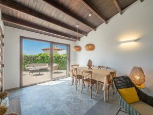 サルガールにあるVilla Serenaのテーブルと椅子のあるダイニングルーム