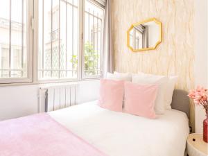 Posteľ alebo postele v izbe v ubytovaní Cozy Apartment - Louvre - Aboukir VIII + 27 fotografií