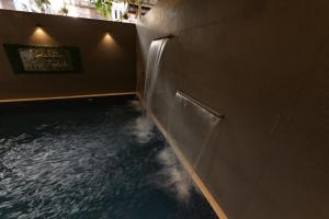 bagno con piscina d'acqua in camera di Hotel Mahadev Villa Elite a Jaipur